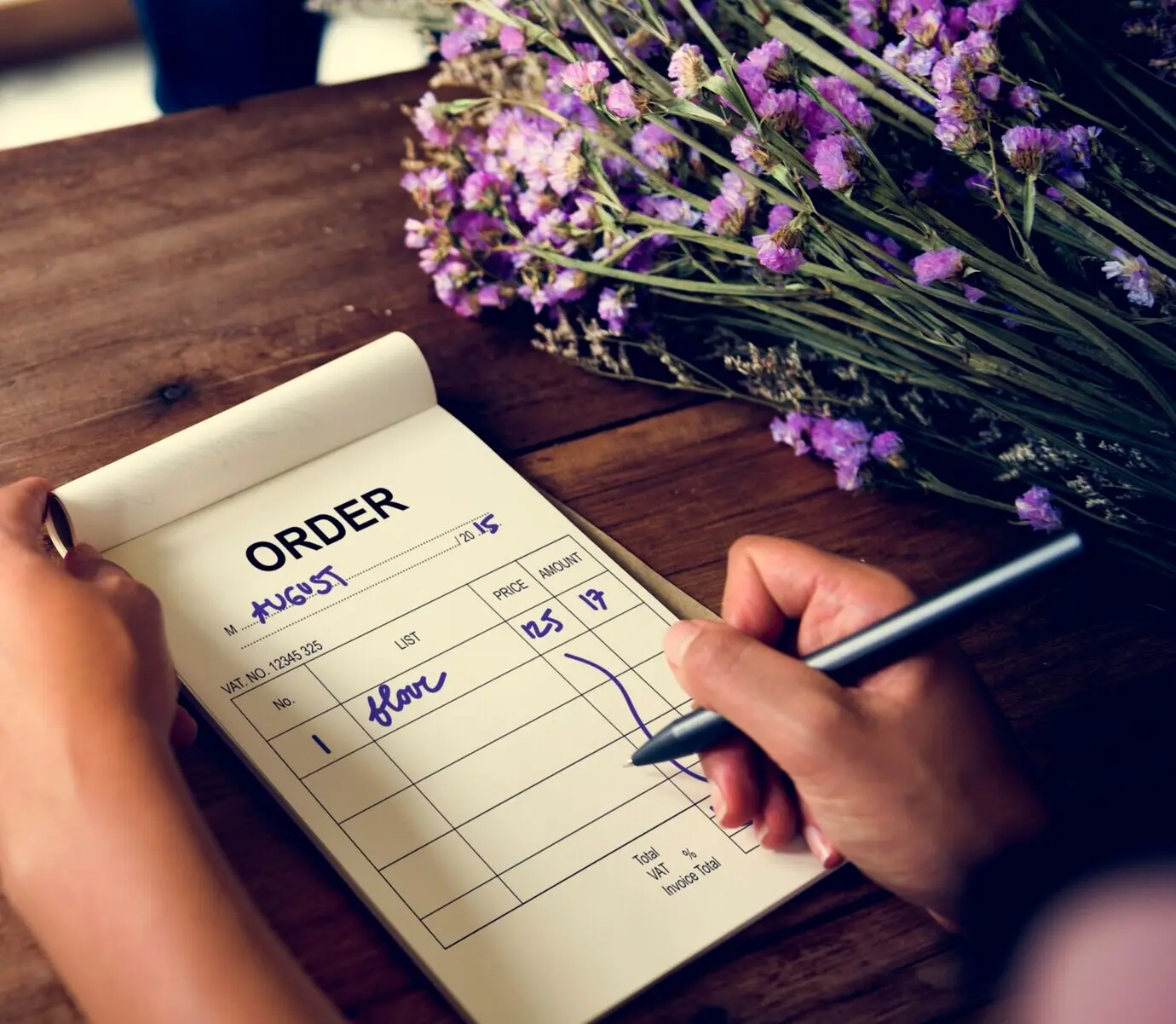 Květinářství, maloobchodní prodejna kvetoucích rostlin.